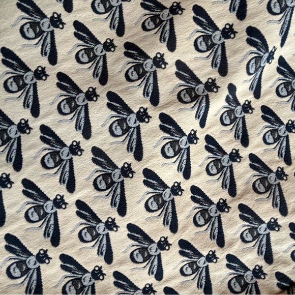 Mandala Bay Medium Bee Pattern Skirt Made in Canada - Picture 6 of 7